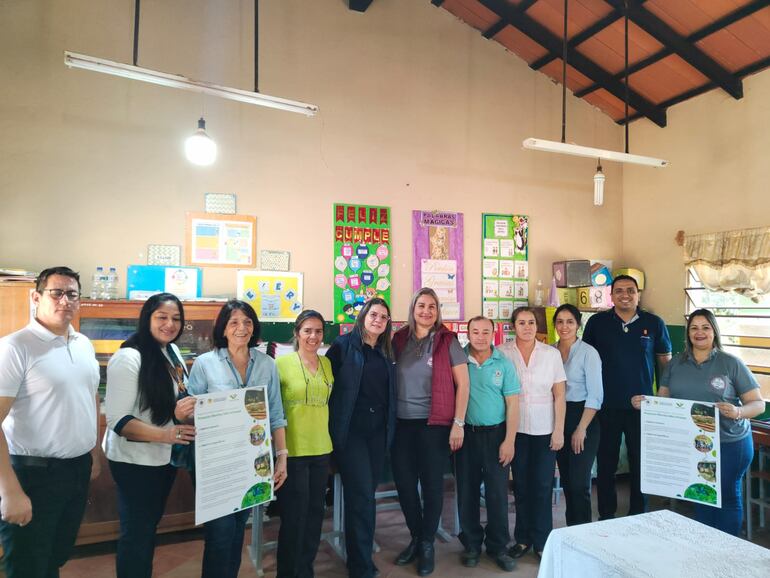 Director y docentes de la Escuela Berta Pappalardo de Zaldivar junto a la Directora Dptal Mgtr Cyntia Gómez; Dtor de Area Ricardo Collante;  Supervisora Rocío Benegas y Lucha Abbate, directora del programa Comunidad Emprendedora.