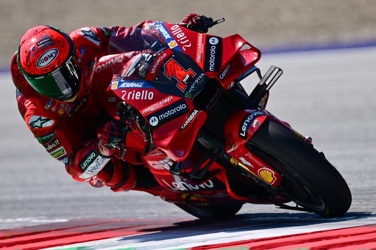 El piloto italiano Francesco Bagnaia realizando una maniobra hoy en el GP de Austria de MotoGP.