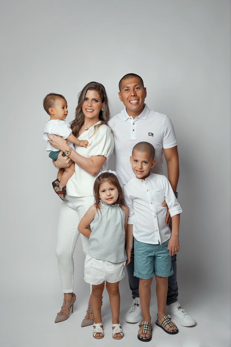 Miguel Vázquez con su esposa Laura Vargas Wildberger y sus hijos Facu, Lu y Fede. 