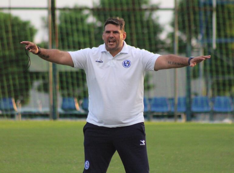 El entrenador Ángel Martínez, en la sesión de entrenamiento de Sol de América.