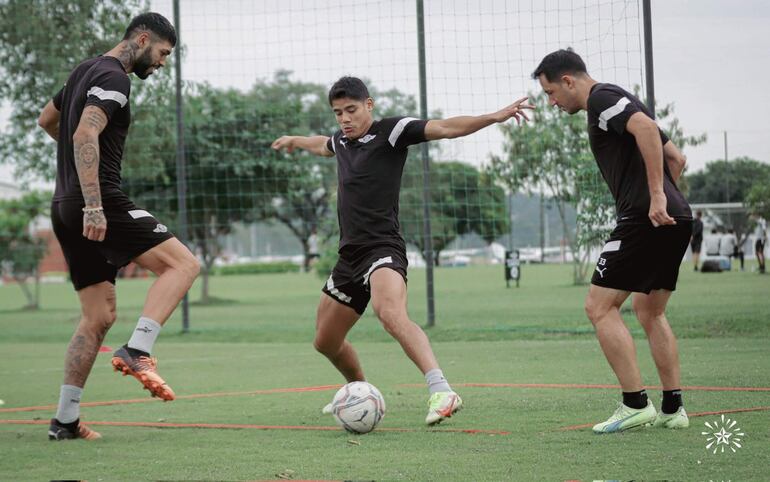 El recuperado Lorenzo Melgarejo, con la pelota en medio de Alexander Barboza e Iván Piris.