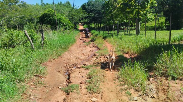 La calle sin nombre de la compañía Tacuaty de Villeta en lamentable estado. Los moradores exigen reparación.