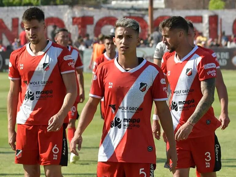 El argentino Agustín Manzur (c), futbolista del Deportivo Maipú, en un partido de la Primera Nacional de Argentina.