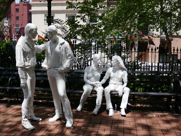 De bronce blanco laqueado: las estatuas del Parque Christopher, un monumento a la liberación gay, simbolizan dos parejas homosexuales.