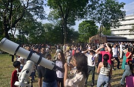Cientos de Niños, jóvenes y adultos se congregaron en Textilia, en torno a los telescopios, para mirar el eclipse solar. Los niños tomaban fotos del eclipse, con su celular, colocándolos sobre el telescopio.