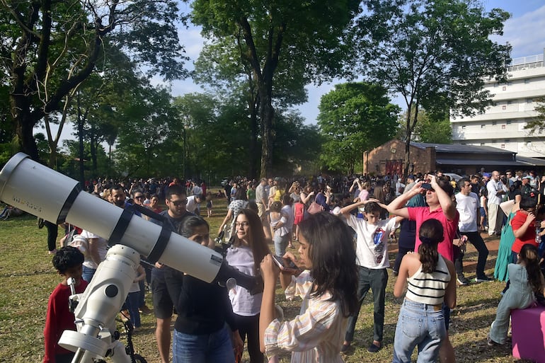 Cientos de Niños, jóvenes y adultos se congregaron en Textilia, en torno a los telescopios, para mirar el eclipse solar. Los niños tomaban fotos del eclipse, con su celular, colocándolos sobre el telescopio.