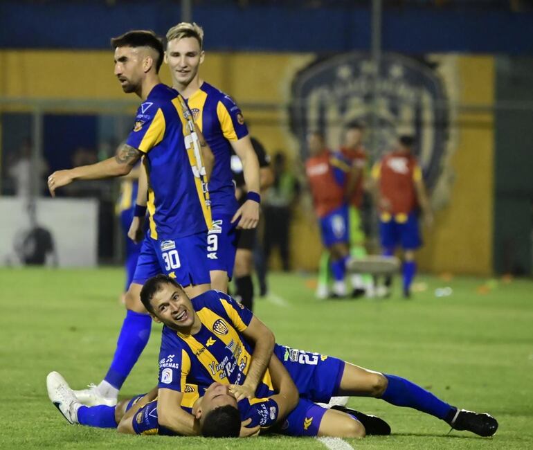 Los futbolistas de Sportivo Luqueño celebran un gol en el partido contra Guaireña por la jornada 13 del torneo Clausura 2023 del fútbol paraguayo en el estadio Feliciano Cáceres, en Luque.