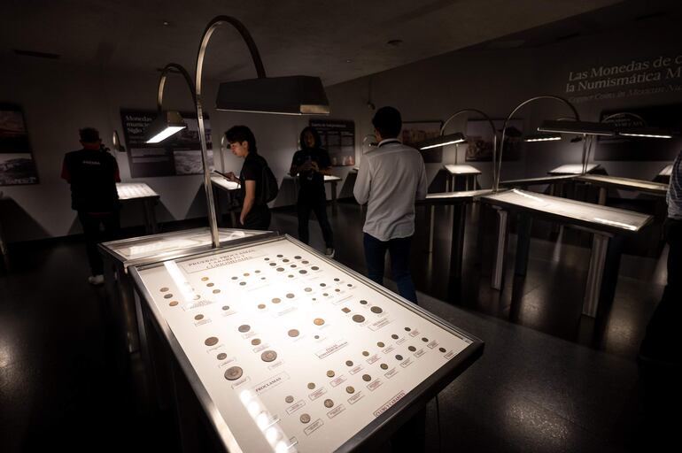 Visitantes observan piezas de monedas de colección en la casa museo La Milarca, en la ciudad de Monterrey (México).  