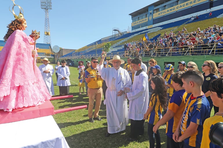 La tradicional procesión de la Virgen del Rosario en la cancha del Sportivo Luqueño.