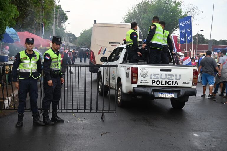 Control de la Policía Nacional en inmediaciones del estadio Antonio Aranda.