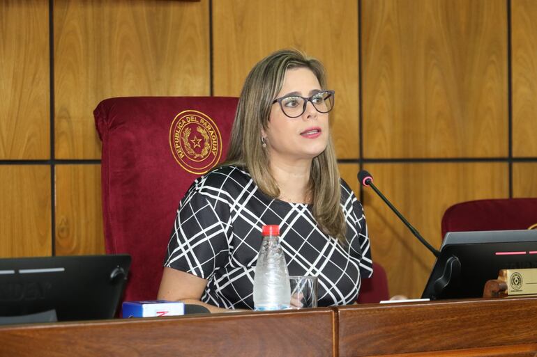 La senadora Kattya González.