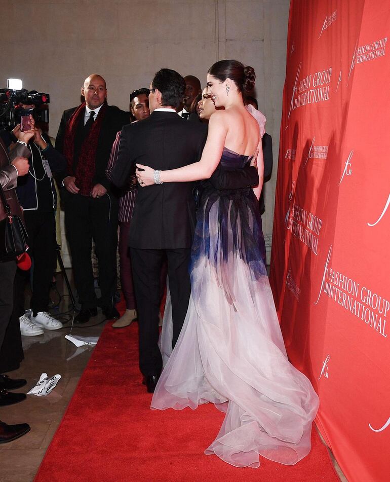 Nadia Ferreira y Marc Anthony posando para la prensa al llegar a la gala organizada por The Fashion Group International. (Instagram/Nadia Ferreira)