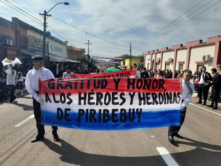 Cada 12 de agosto los jóvenes Piribebuyenses honran a los héroes con el tradicional desfile.