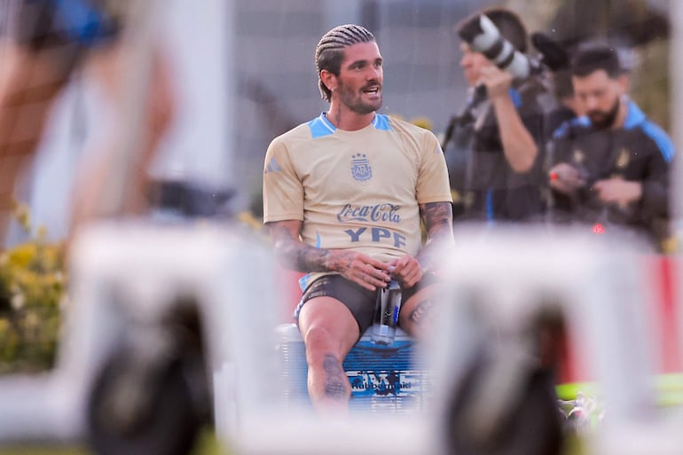 Rodrigo De Paul, jugador de la selección de Argentina, en el entrenamiento previo al partido contra Paraguay por la fecha 11 de las Eliminatorias Sudamericanas 2026 en el Predio Lionel Andrés Messi, en Ezeiza, Argentina.