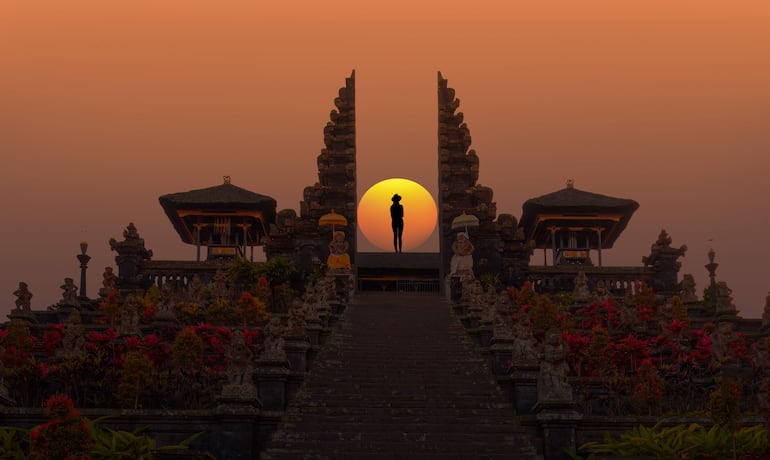 Templo Pura Besakih en las laderas del Monte Agung Grande y templo más sagrado al atardecer Bali Indonesia. 3 de octubre de 2024. Para Revista Dominical Foto: Shutterstock