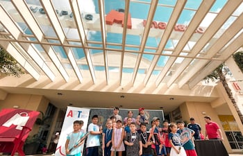 Niños que participaron del Festival de tenis, realizado en la explanada principal del Shopping Mariano.