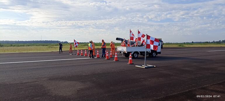 Trabajos de mejoramiento de la pista que se están ejecutando en el aeropuerto Guaraní.