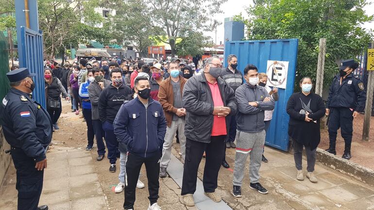 Masiva concurrencia en local de votación en Loma Pyta.