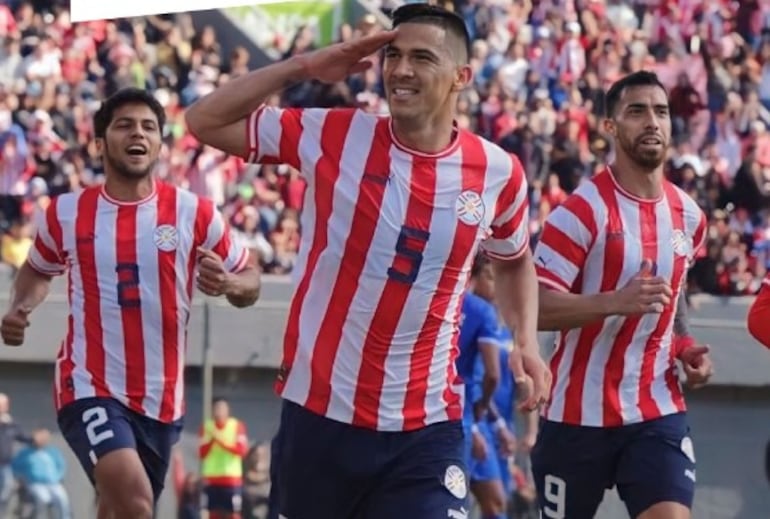 Robert Rojas, Fabián Balbuena y Gabriel Ávalos, en una foto publicada en la cuenta de la Selección Paraguaya. Hoy la Albirroja se mide ante Perú en las Eliminatorias 2026.