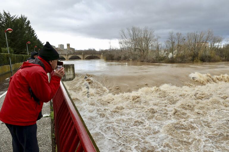 El Ayuntamiento de Logroño ha activado un dispositivo especial de seguimiento y control ante el aumento del caudal del río Ebro a su paso por la ciudad, que se estima que a lo largo de la jornada alcance registros de caudal entre 1.000 y 1.200 metros cúbicos por segundo y una altura estimada de 4,5 metros.