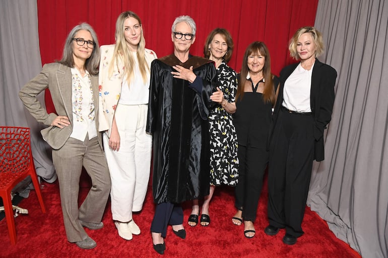 Suzanne Yankovic, Annie Guest, Jamie Lee Curtis, Deborah Oppenheimer, Heidi Schaeffer y Melanie Griffith en la graduación de AFI - Clase de 2024 en honor a Jamie Lee Curtis en el Teatro Chino TCL. (Araya Doheny/Getty Images/AFP)

