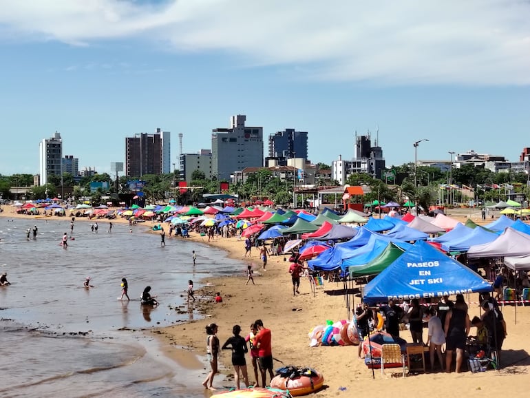 Turistas en la Playa San José de Encarnación.