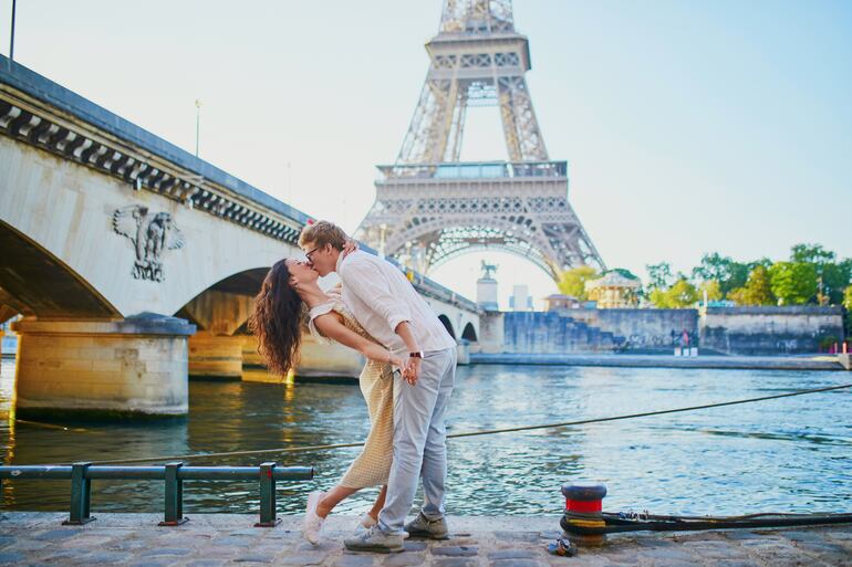 Pareja romántica en París, con la Torre Eiffel de fondo.