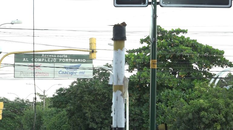 Esto es lo que quedó del samáforo ubicado en ruta PY03 y Telémaco Silvera.