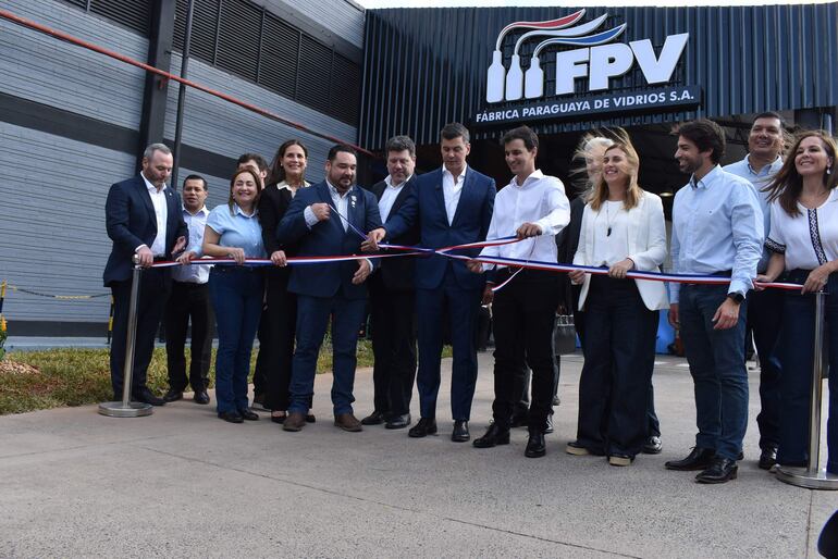 Habilitan valiosa ampliación en la Fábrica Paraguaya de Vidrios. El presidente Santiago Peña estuvo presente en la ceremonia de apertura.