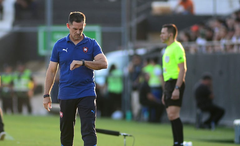 El argentino Víctor Bernay, entrenador de Cerro Porteño, en un partido frente a Libertad por el torneo Clausura 2023 del fútbol paraguayo en el estadio La Huerta, en Asunción.