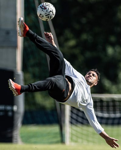 Fernando Cardozo, con una acrobática acción en la Villa Olimpia.