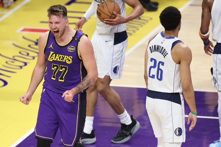 El esloveno Luka Doncic (25 años) de Los Angeles Lakers festeja un doble más falta anoche ante Dallas Mavericks (su exequipo) en el Crypto.com Arena.