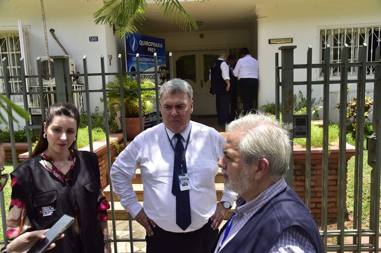 Sara Irún, ministra de Sedeco, Rafael Ávila, defensor del pueblo y, Roberto Melgarejo, superintendente de Salud, tras realizar una fiscalización en Asunción. 