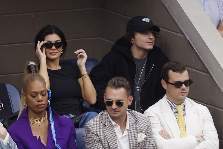 Kylie Jenner y Timothée Chalamet trataron de pasar desapercibidos en la gran final del US Open, pero no lo lograron. (Sarah Stier/Getty Images/AFP)
