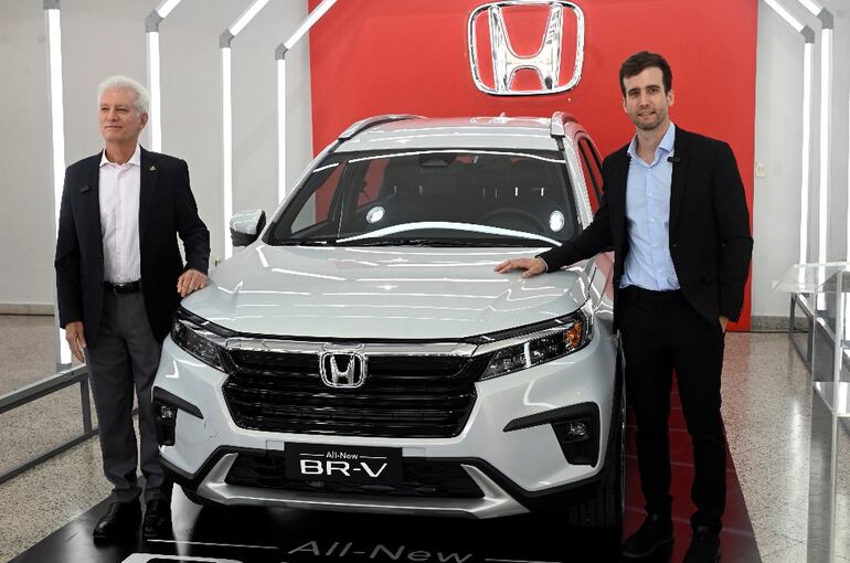 Camilo Carrizosa y Camilo Carrizosa (h) exhiben el Honda BR-V.