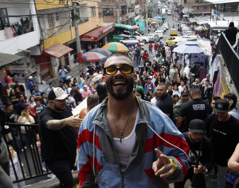 El cantante colombiano Manuel Turizo recorre la Comuna 13 de Medellín (Colombia). M