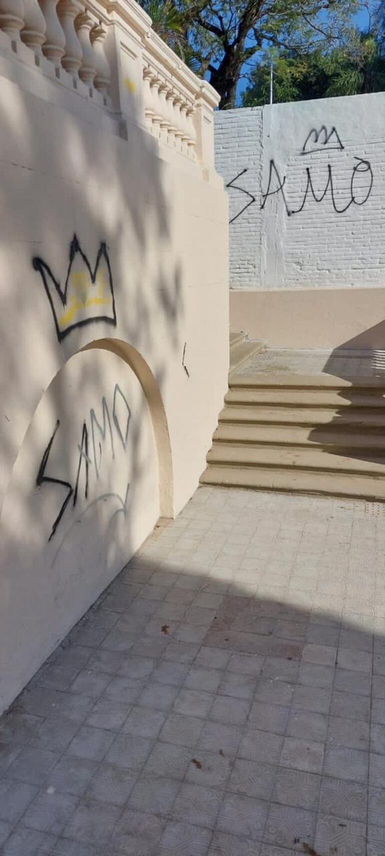 Más grafitis que amanecieron en la escalinata de Antequera.