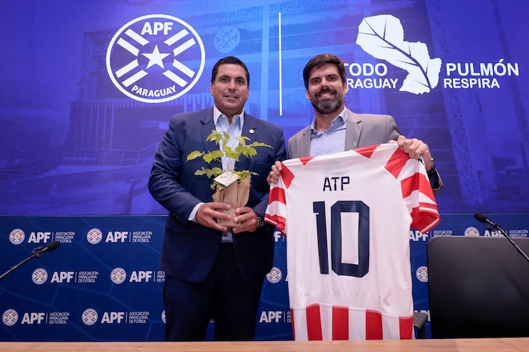 El Lic. Robert Harrison Paleari, presidente de la APF, y Ezequiel García Rubin, presidente de A Todo Pulmón Paraguay Respira, firmaron un importante convenio.