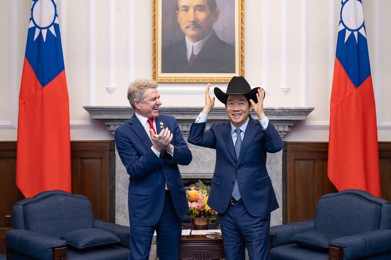 El nuevo presidente de Taiwán, William Lai (d) recibe a un miembros de la Cámara de Representantes de Estados Unidos, Michael McCaul (d) en la casa presidencial, en Taipéi.