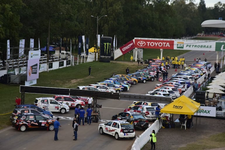 Los 57 autos de la edición 48 del Rally del Chaco para la clasificación en el Autódromo Rubén Dumot, en la ciudad de Capiatá.