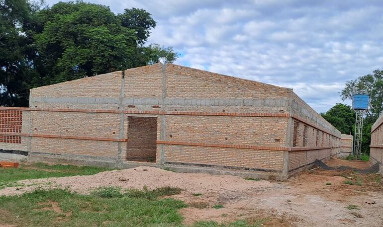 Esta construcción corresponde a uno de los nuevos pabellones del hospital básico de Yataity del Norte que se encuentra paralizada