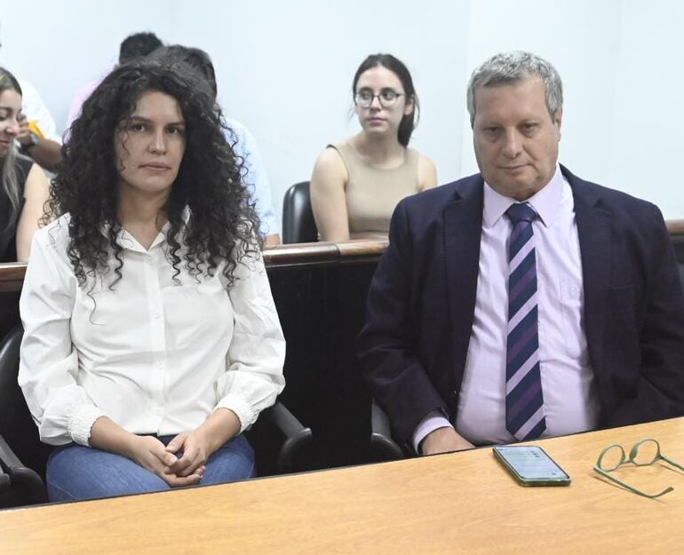 Vivian Genes en compañía del abogado Guillermo Ferreiro, durante la audiencia que se llevó a cabo este martes.