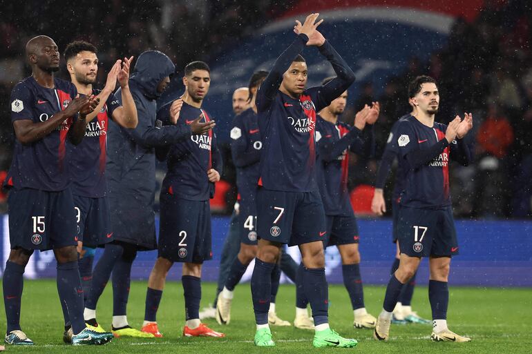 Paris Saint-Germain's French forward #07 Kylian Mbappe (C) and teammates applaud supporters at the end of the French L1 football match between Paris Saint-Germain (PSG) and Le Havre AC at the Parc des Princes Stadium in Paris on April 27, 2024. (Photo by FRANCK FIFE / AFP)