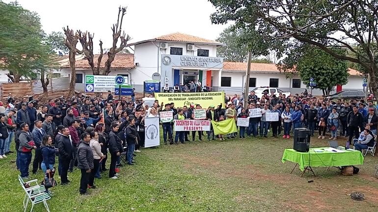 Educadores se manifestaron en la mañana de este miércoles frete al IPS de Curuguaty, donde denunciaron que "hasta jeringas", son obligados a comprar