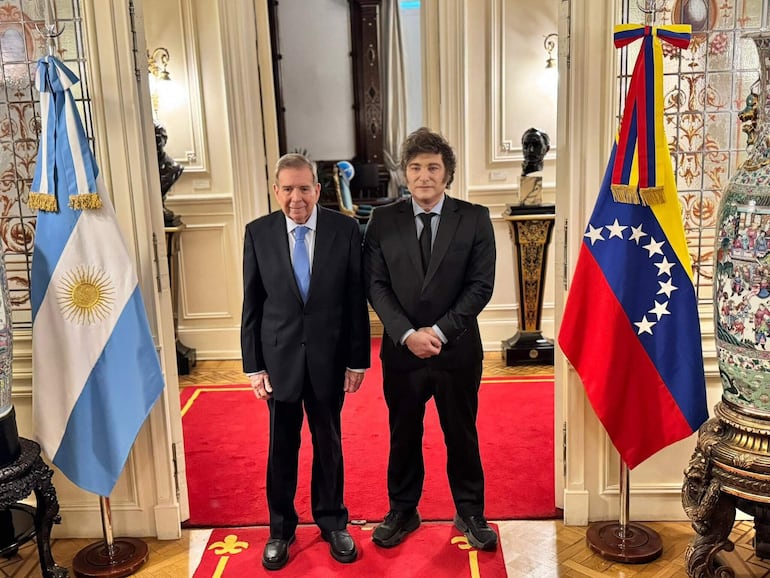 Fotografía tomada de cuenta en X de @ConVzlaComando donde aparecen el presidente de Argentina, Javier Milei (d), junto al líder opositor venezolano Edmundo González Urrutia este sábado, en la Casa Rosada en Buenos Aires (Argentina). González Urrutia inició así una visita a Argentina, que proseguirá por distintos países latinoamericanos hasta el 10 de enero, cuando planea ir a Venezuela pese a la orden de captura emitida contra él por el Gobierno de Nicolás Maduro. La líder opositora de Venezuela María Corina Machado pidió este sábado a los venezolanos acompañar al candidato de la mayor coalición antichavista, Edmundo González Urrutia, durante su visita en Argentina, como parte de una gira internacional en busca de apoyos para lograr su objetivo de asumir la Presidencia del país caribeño el próximo 10 de enero.