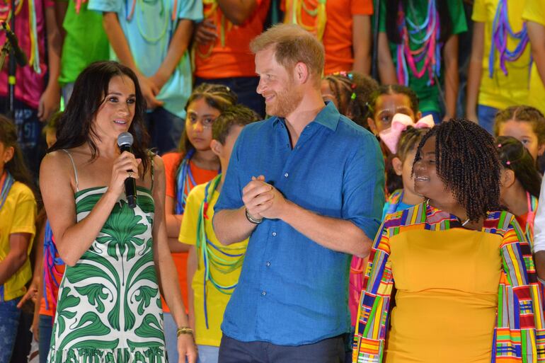 Fotografía cedida de los duques de Sussex Harry (centro) y Meghan (izquierda) junto a la vicepresidenta Francia Maquez, durante el cierre del Festival Petronio Álvarez, este domingo en la ciudad de Cali (Colombia). A ritmo de marimba y con el mejor sabor del viche, una bebida alcohólica tradicional del Pacífico colombiano, los duques de Sussex, el príncipe Harry y Meghan, cerraron su visita a Colombia, con un paseo por el Festival de Música del Pacífico Petronio Álvarez, el evento de cultura afro más grande de Latinoamérica que se realiza en la ciudad de Cali.