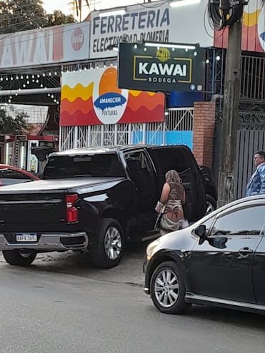 La camioneta Chevrolet Silverado modelo 2021, usada por la senadora liberocartista Noelia Cabrera, estacionada frente a una ferretería y bodega, de la ciudad de  Lambaré.