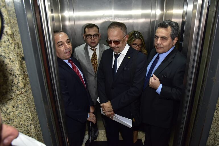 Abogados de imputados por supuesta persecución a Horacio Cartes en el ascensor de la Fiscalía. En la foto se ve a Jorge Rolón Luna, César Trapani, Enrique Kronawetter, Cecilia Pérez y Emilio Fuster.