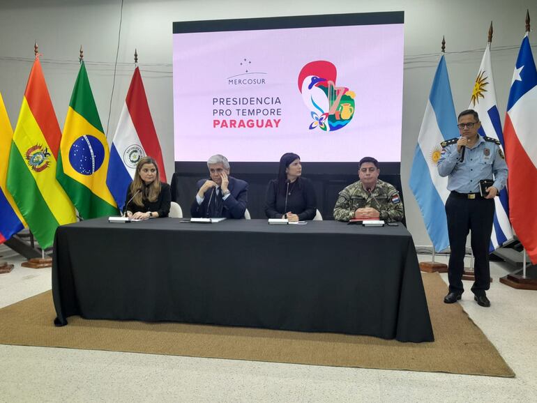 Conferencia de autoridades en el edificio histórico del Puerto de Asunción sobre los detalles de seguridad y actividades por la Cumbre del Mercosur.