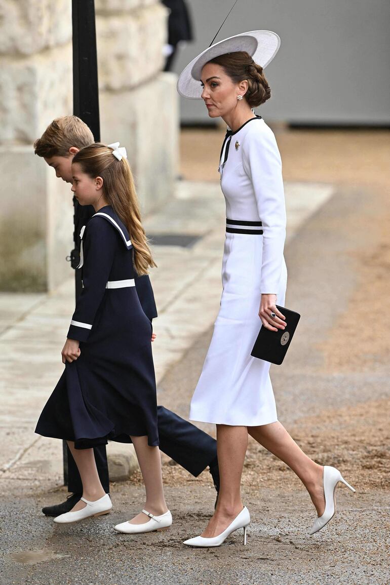 El vestido midi que utilizó Kate Middleton, la princesa de Gales, es una prenda que ha ganado popularidad en el mundo de la moda debido a su versatilidad y estilo.